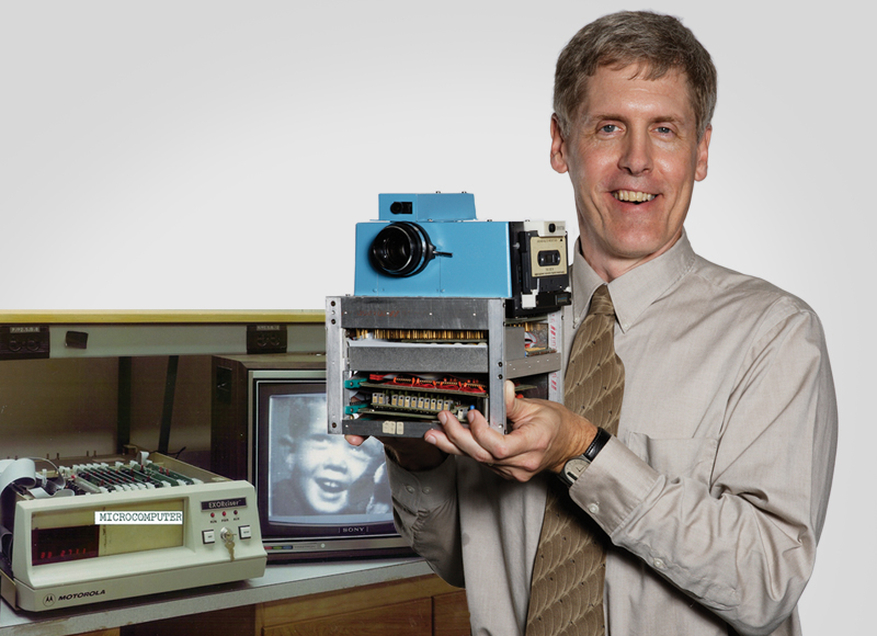 Something invented. Цифровой фотоаппарат 1975 Kodak. В 1975 году Стив Сассон представил первую цифровую камеру.